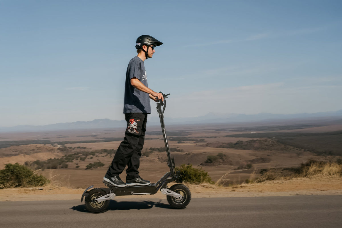 Hombre montando el patinete eléctrico OOTD T10