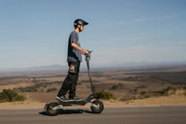 Hombre montando el patinete eléctrico OOTD T10