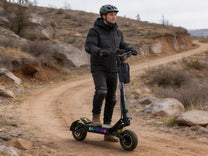 Hombre montando el patinete eléctrico OOTD T10 Pro por un sendero