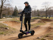 Hombre montando el patinete eléctrico OOTD T10 Pro por un sendero