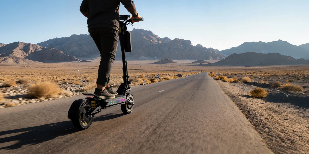 Persona montando el patinete eléctrico OOTD T10 Pro por la carretera
