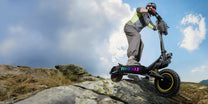 Persona montando el patinete eléctrico OOTD T10 Pro