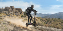 Persona montando el patinete eléctrico OOTD T10 Pro por un sendero