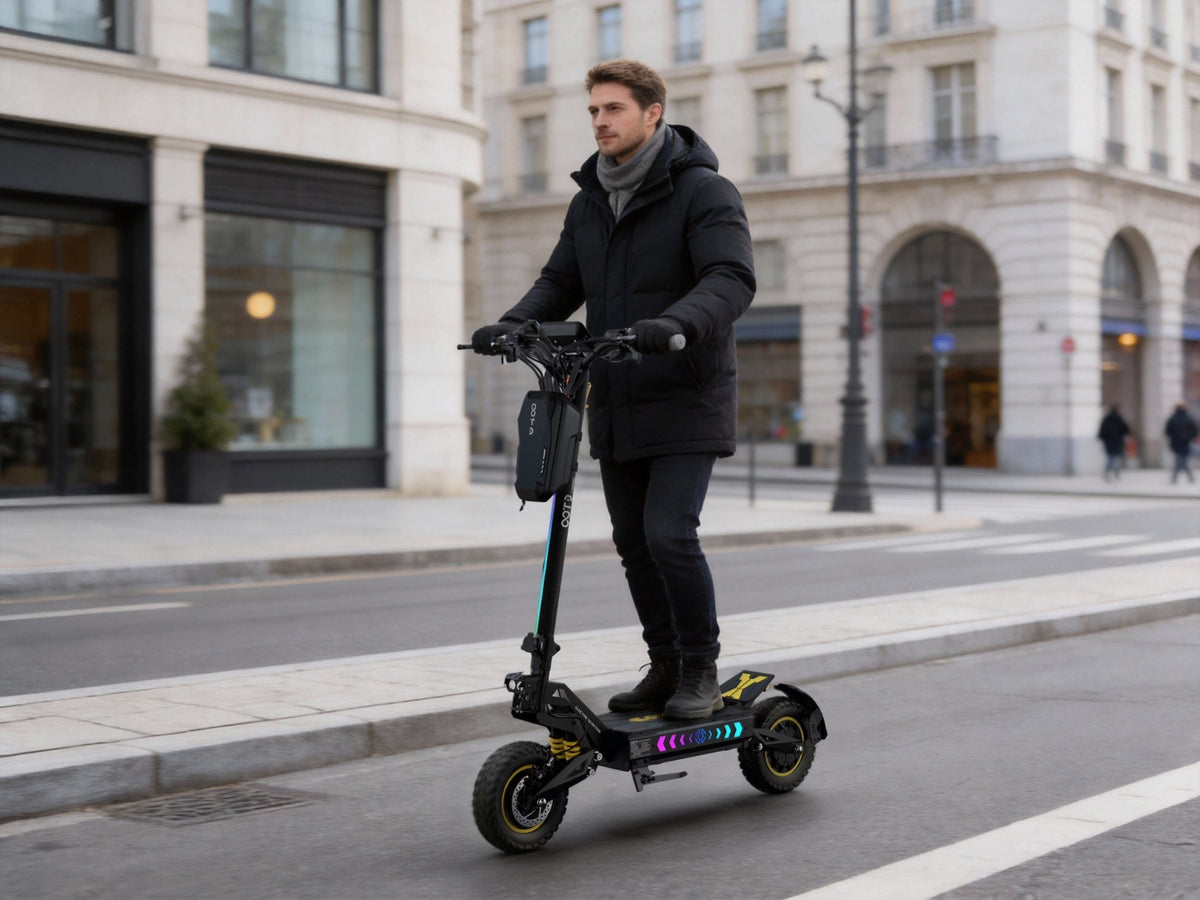 Hombre montando el patinete eléctrico OOTD T10 Pro por la ciudad