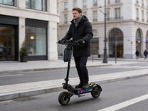 Hombre montando el patinete eléctrico OOTD T10 Pro por la ciudad
