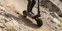 Persona montando el patinete eléctrico OOTD T10 Pro