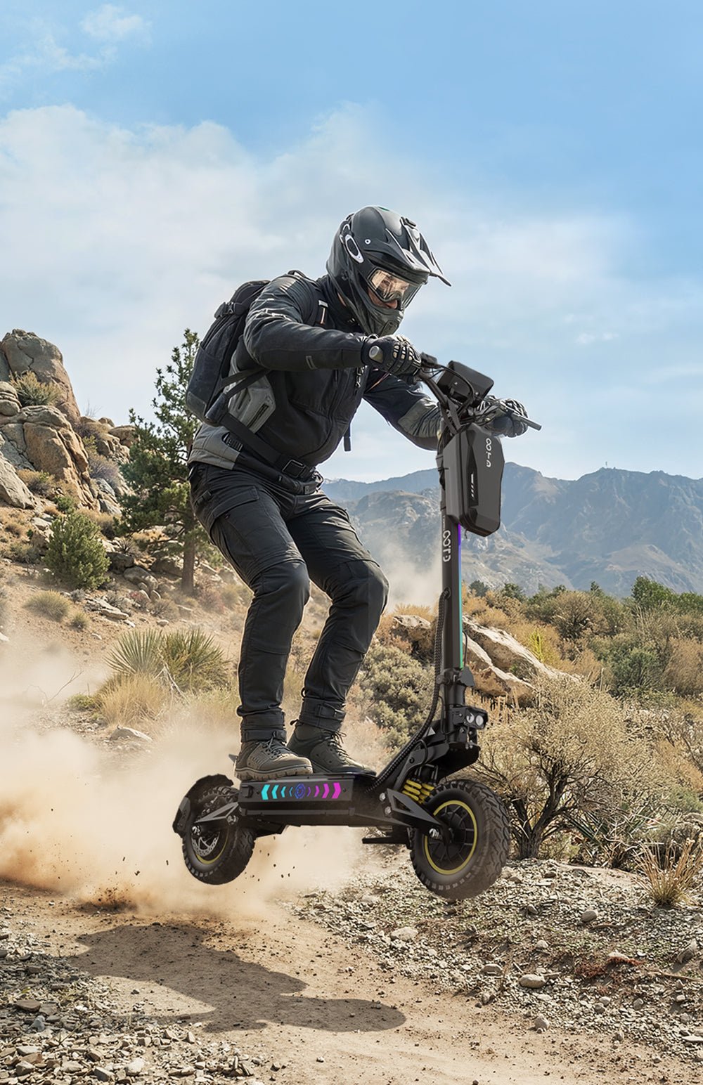 Persona montando el patinete eléctrico OOTD T10 Pro por un sendero