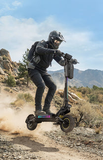 Persona montando el patinete eléctrico OOTD T10 Pro por un sendero