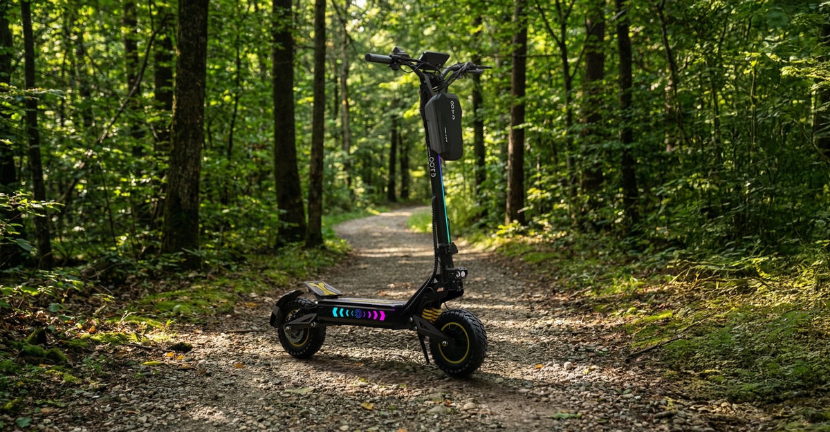 Patinete eléctrico OOTD T10 Pro en vista frontal en ángulo en el bosque