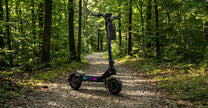Patinete eléctrico OOTD T10 Pro en vista frontal en ángulo en el bosque