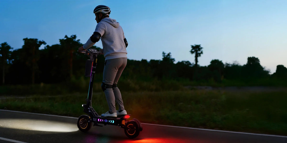 Persona montando el patinete eléctrico OOTD T10 Pro al atardecer