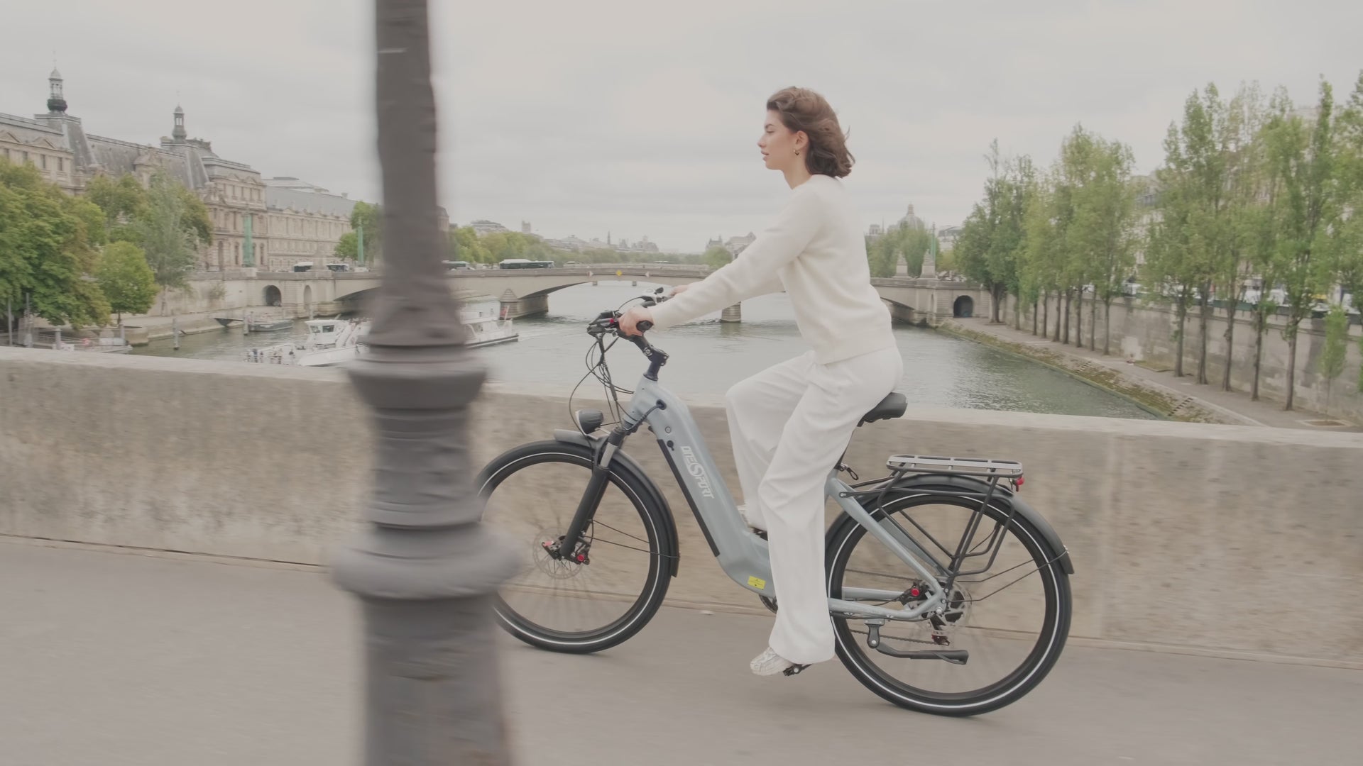 Vídeo: bicicleta eléctrica por un camino de grava en el bosque