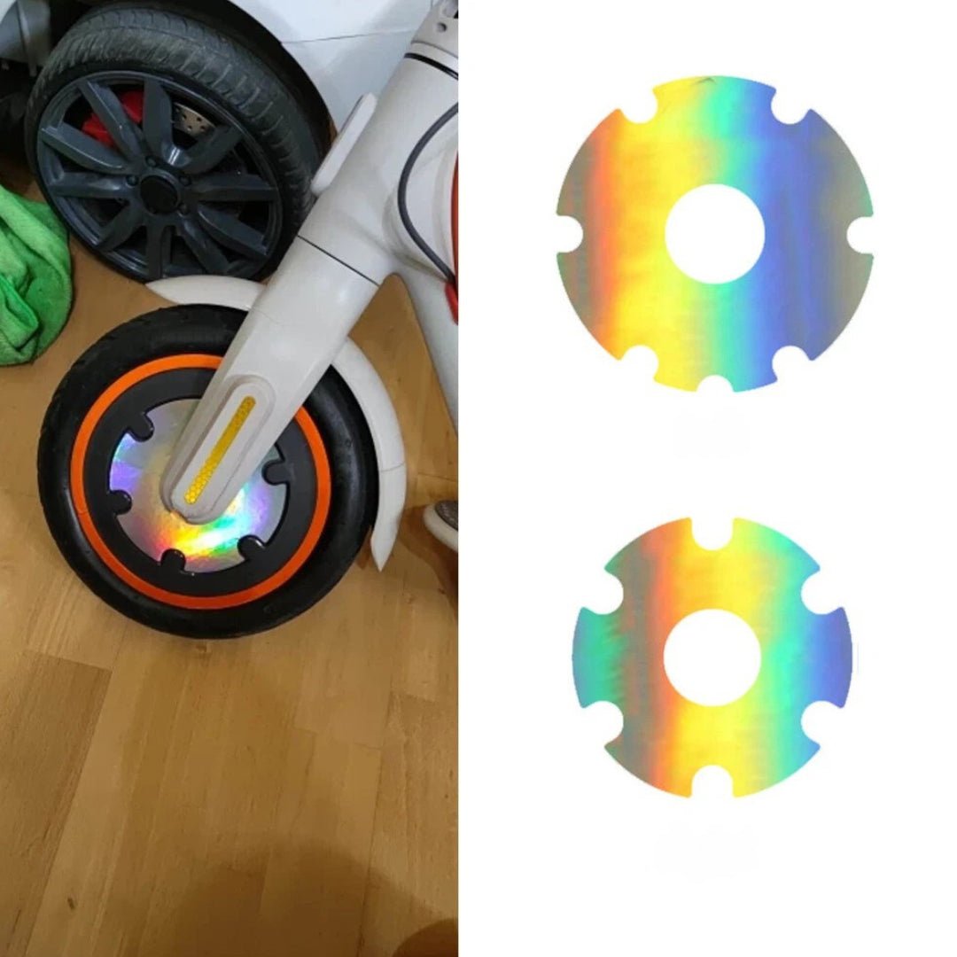 Pegatina reflectante de seguridad para cubierta de rueda en acabado holográfico en el patinete eléctrico en primer plano