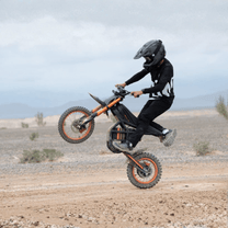 Piloto saltando con la moto cross eléctrica Ridingtimes GT54