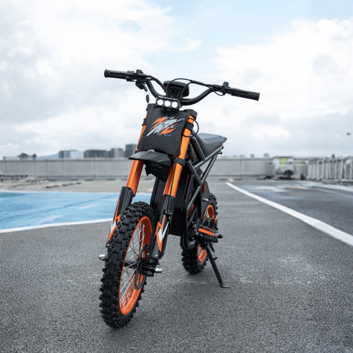 Moto cross eléctrica Ridingtimes GT54 en vista frontal en ángulo en la carretera