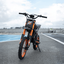 Moto cross eléctrica Ridingtimes GT54 en vista frontal en ángulo en la carretera