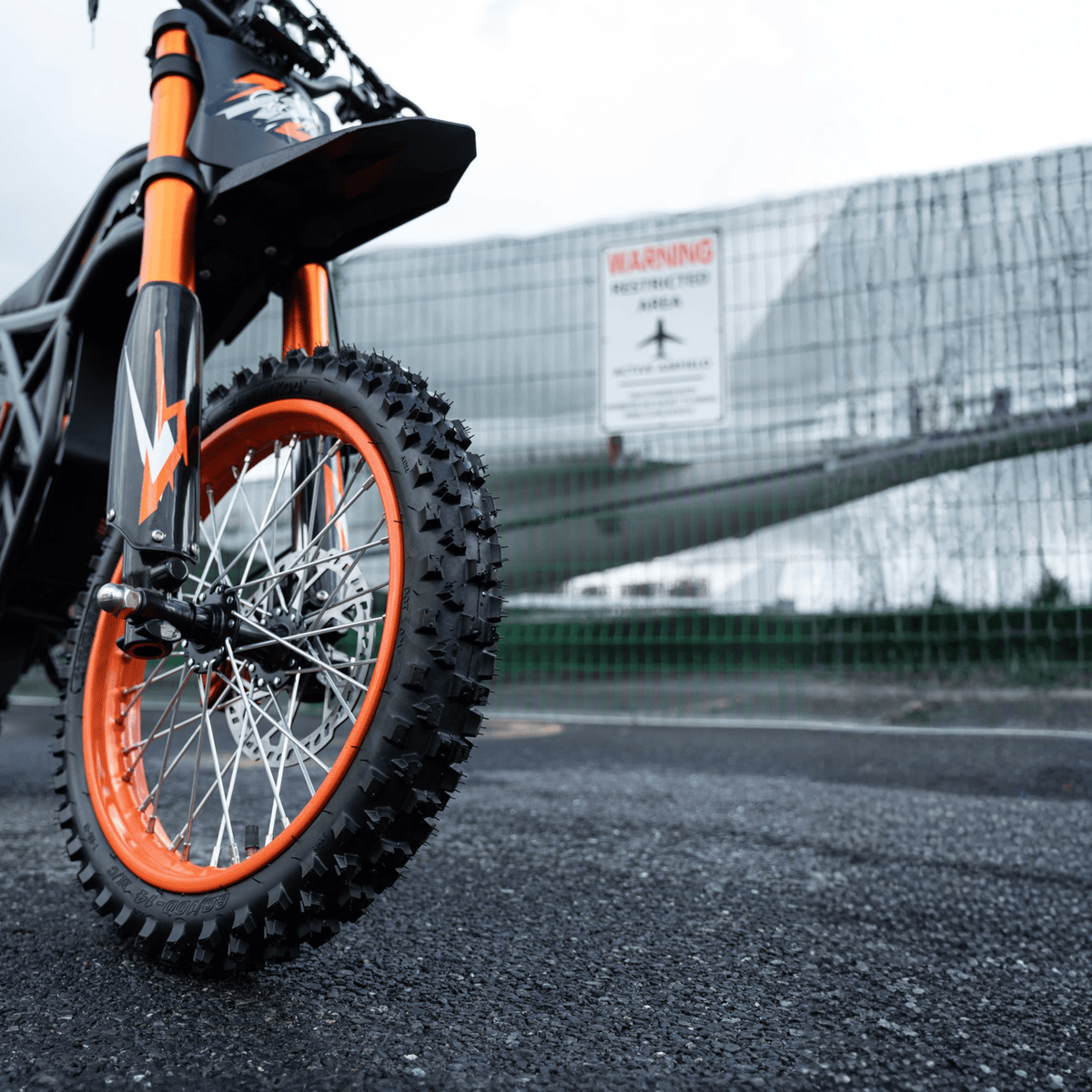 Moto cross eléctrica Ridingtimes GT54 vista de frente en la carretera