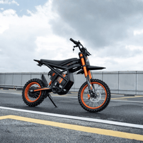 Moto cross eléctrica Ridingtimes GT54 vista en ángulo desde atrás en la carretera