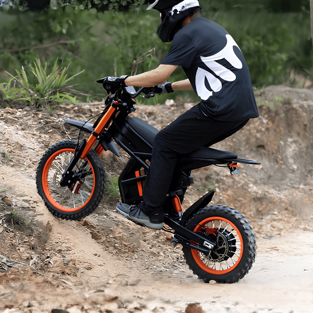 Piloto con la moto cross eléctrica Ridingtimes GT54 fuera de pista en el bosque