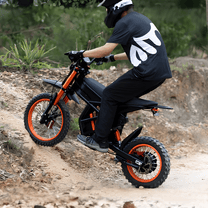 Piloto con la moto cross eléctrica Ridingtimes GT54 fuera de pista en el bosque