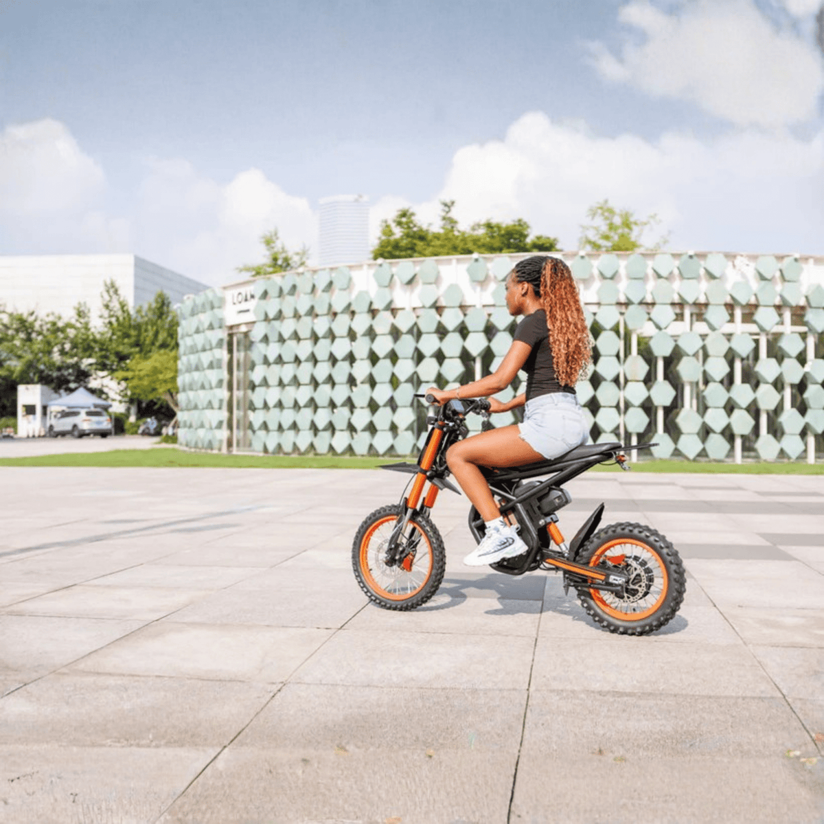 Mujer montando la moto cross eléctrica Ridingtimes GT54 por la ciudad
