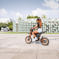 Mujer montando la moto cross eléctrica Ridingtimes GT54 por la ciudad