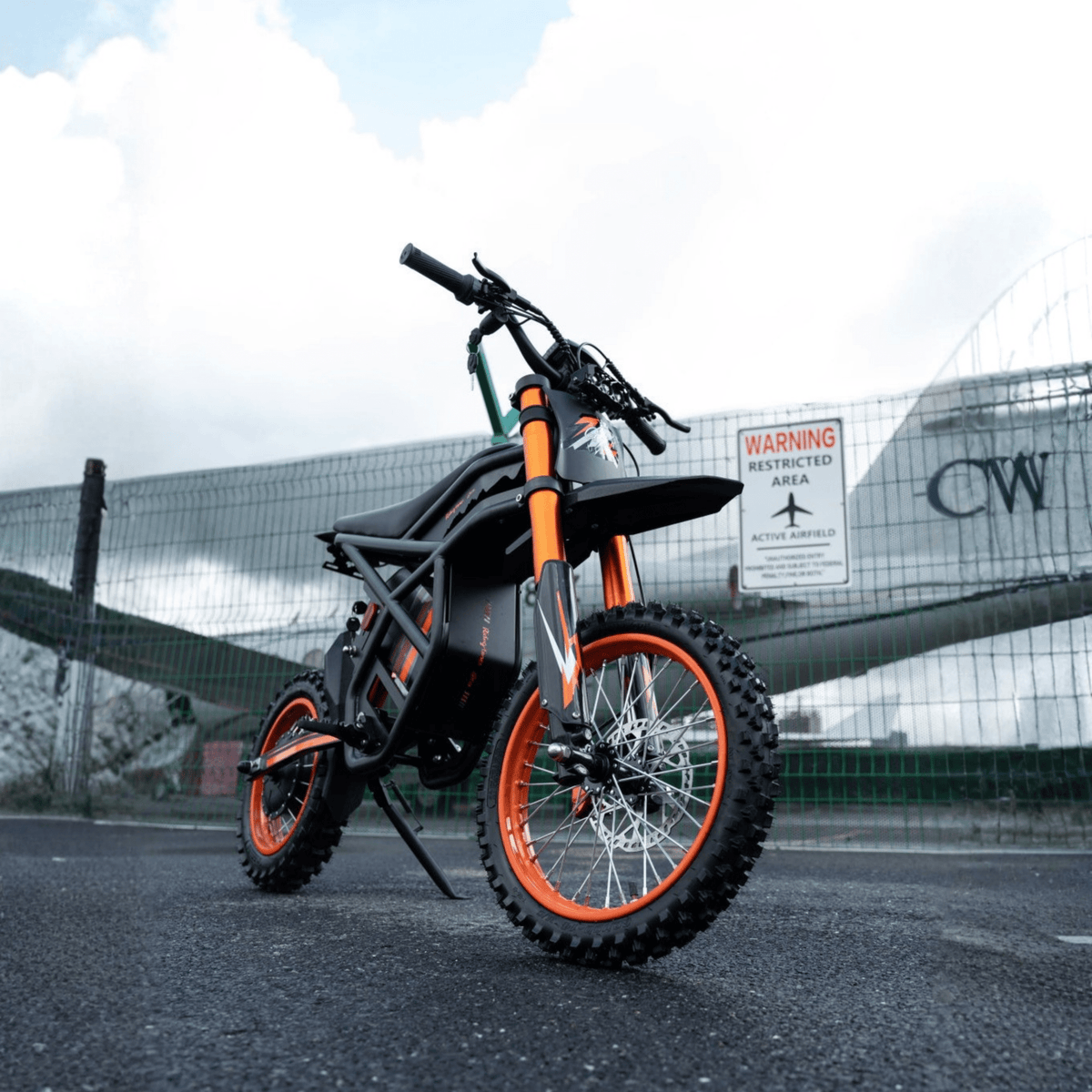 Moto cross eléctrica Ridingtimes GT54 en vista frontal en ángulo en la carretera