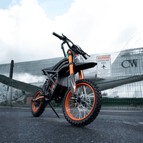 Moto cross eléctrica Ridingtimes GT54 en vista frontal en ángulo en la carretera