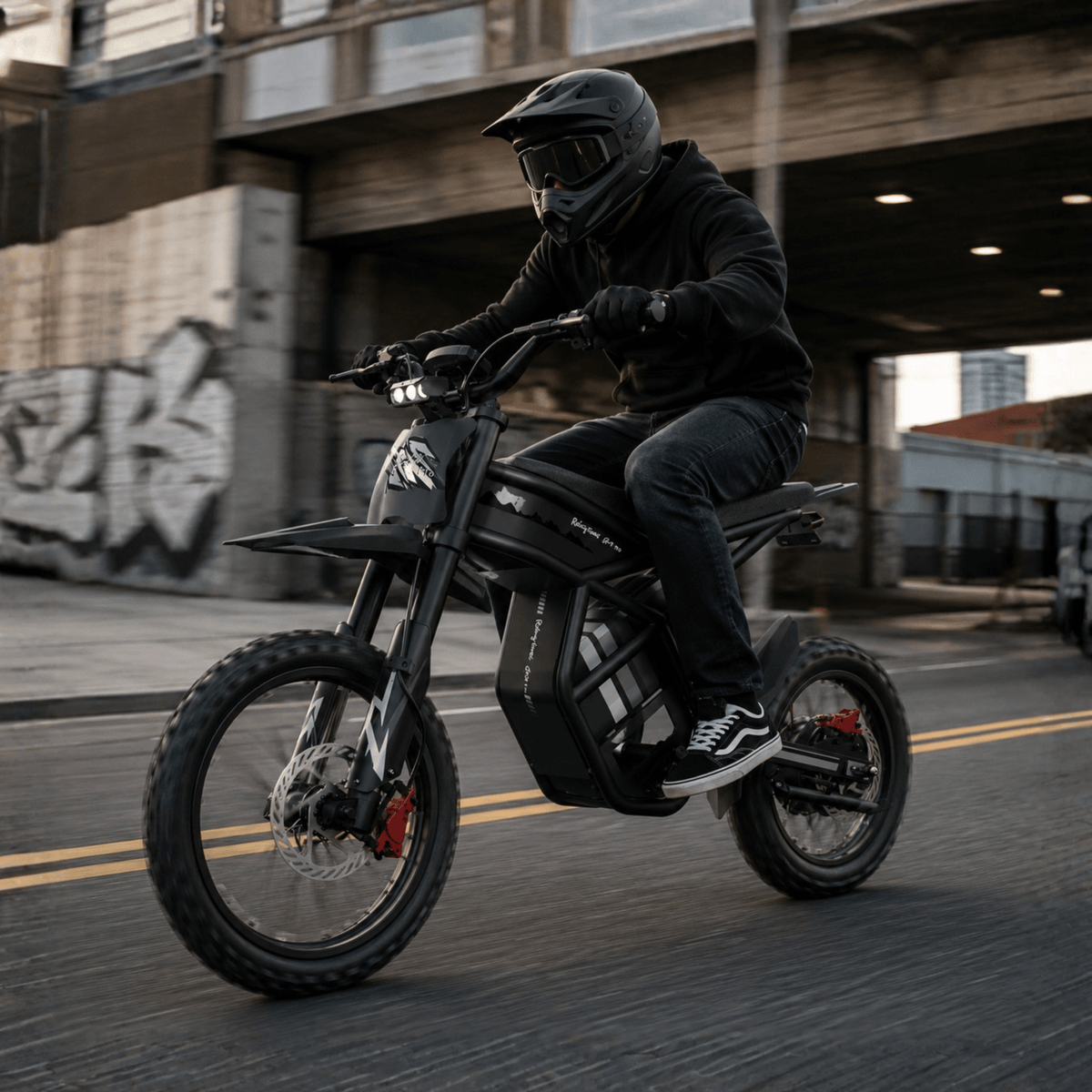 Persona circulando con la moto cross eléctrica Ridingtimes GT54 Pro por la ciudad