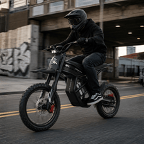 Persona circulando con la moto cross eléctrica Ridingtimes GT54 Pro por la ciudad