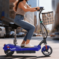 Mujer montando el patinete eléctrico SEEDREAM M5