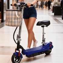 Mujer de pie junto al patinete eléctrico SEEDREAM M5