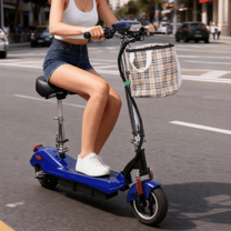 Mujer montando el patinete eléctrico SEEDREAM M5 por la ciudad