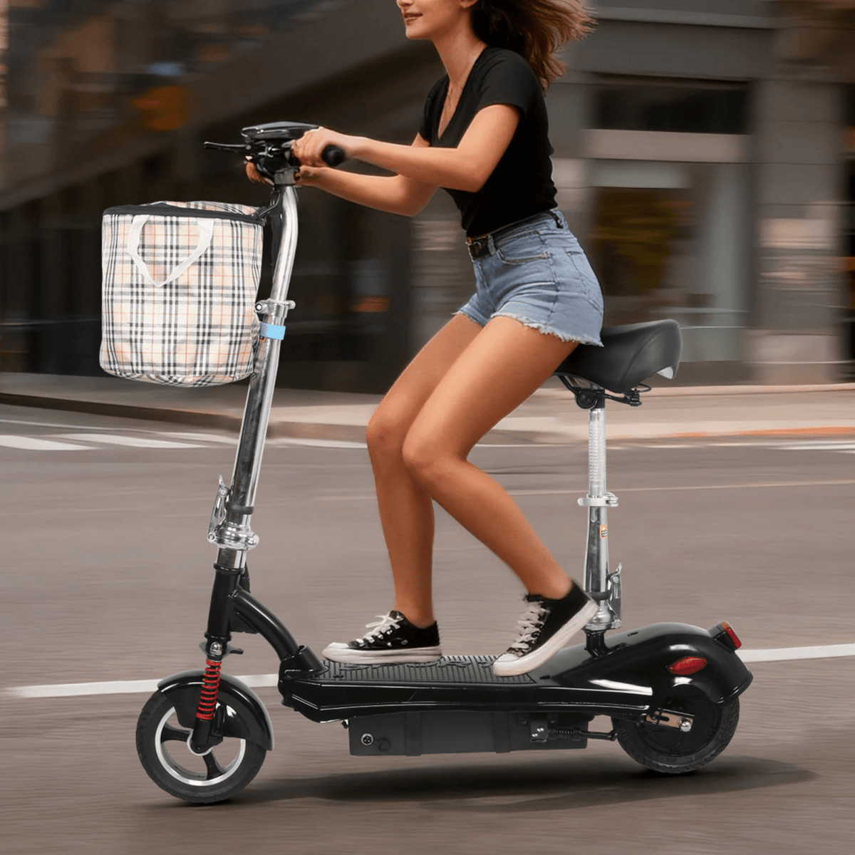 Mujer montando el patinete eléctrico SEEDREAM M5