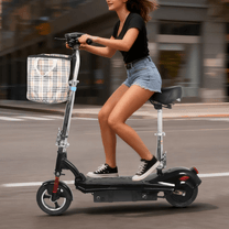 Mujer montando el patinete eléctrico SEEDREAM M5