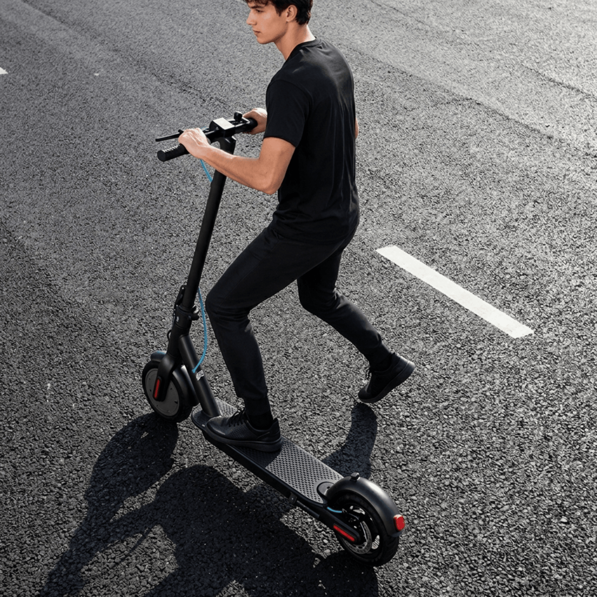 Hombre montando el patinete eléctrico SEEDREAM RED WING MINI por la carretera