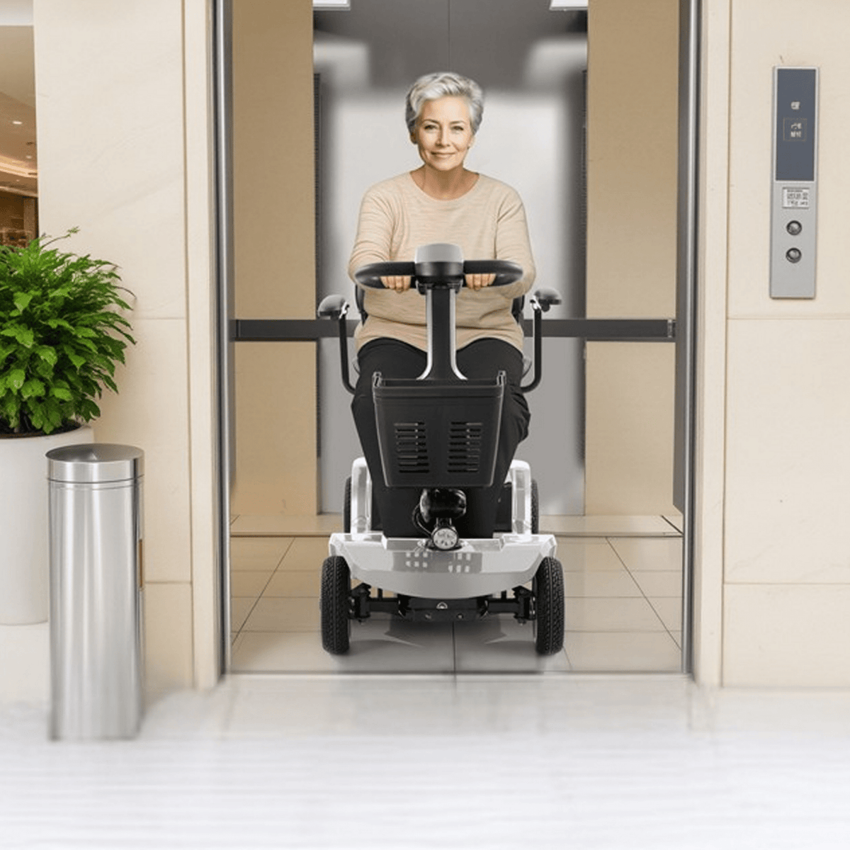 Mujer mayor sentada en el scooter de movilidad SEEDREAM S-02 en interior
