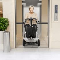 Mujer mayor sentada en el scooter de movilidad SEEDREAM S-02 en interior