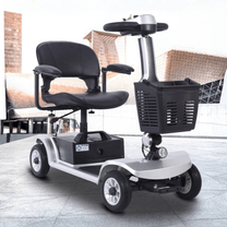 Scooter de movilidad SEEDREAM S-02 en vista frontal en ángulo en color plateado