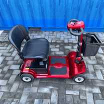 Scooter de movilidad SEEDREAM S-02 en vista frontal en ángulo en color rojo