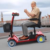 Hombre mayor sentado en el scooter de movilidad SEEDREAM S-02 en la ciudad