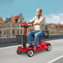 Hombre mayor sentado en el scooter de movilidad SEEDREAM X-02 en la ciudad