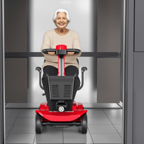 Mujer mayor sentada en el scooter de movilidad SEEDREAM X-02 en interior