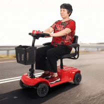 Mujer sentada en el scooter de movilidad SEEDREAM X-02B Lucas