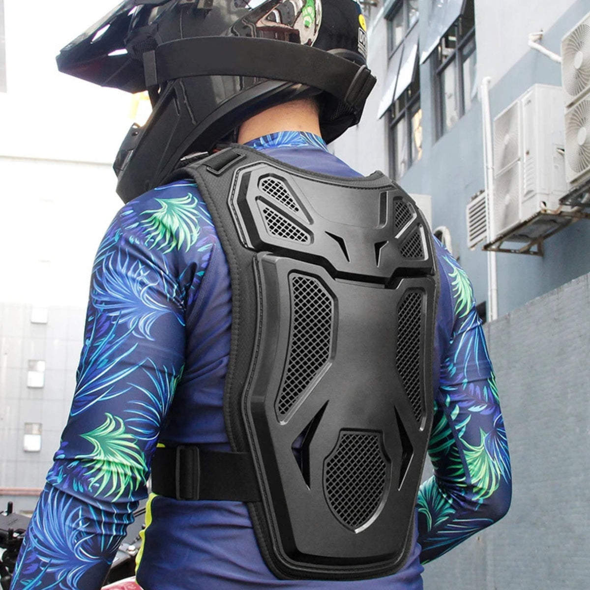 Chaleco protector con protección de pecho y espalda en una persona
