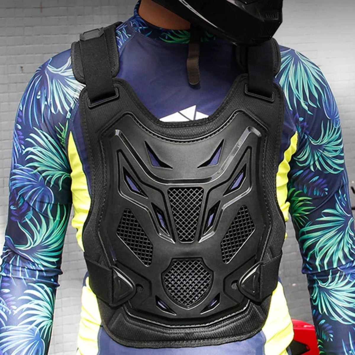 Chaleco protector con protección de pecho y espalda en una persona, vista de espaldas