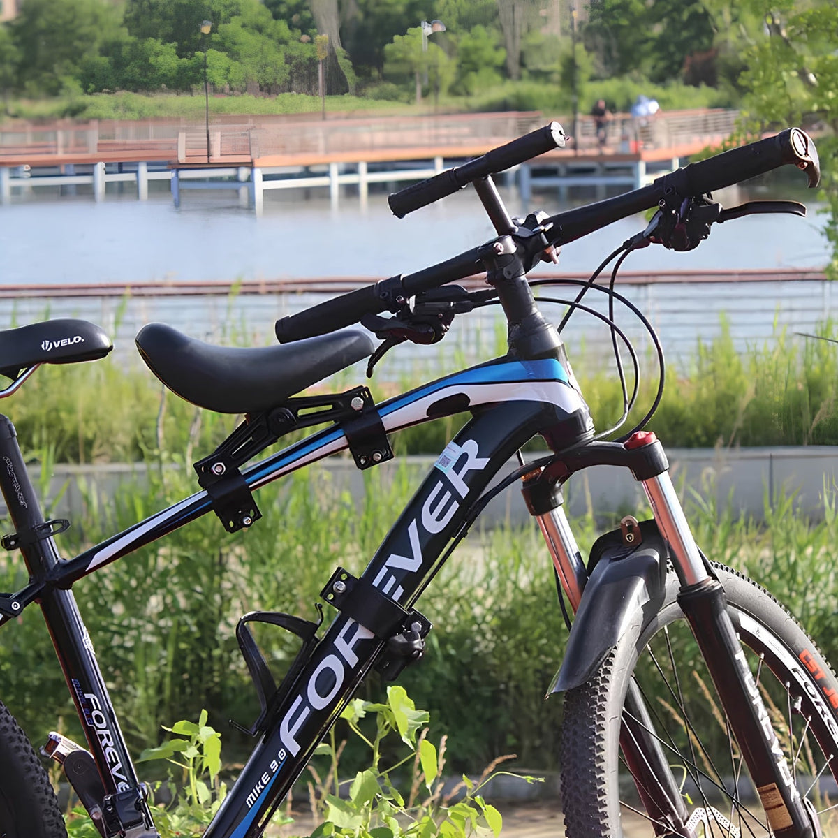 Silla infantil inteligente Pro para bicicleta en una bicicleta al aire libre