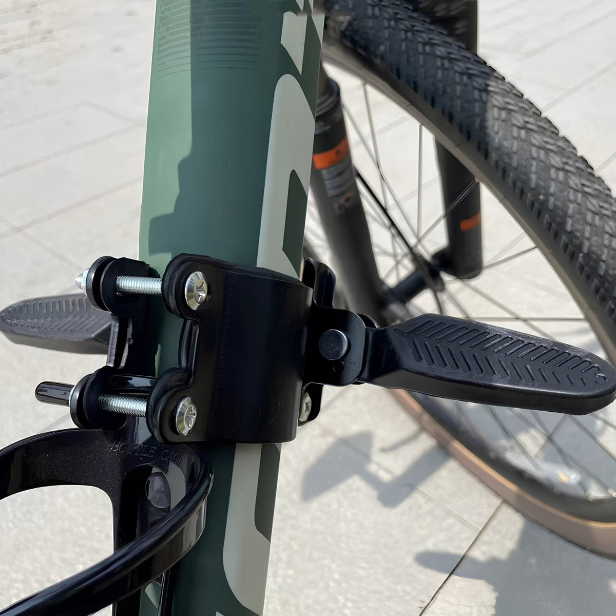Silla infantil inteligente Pro para bicicleta en la bicicleta, vista en ángulo