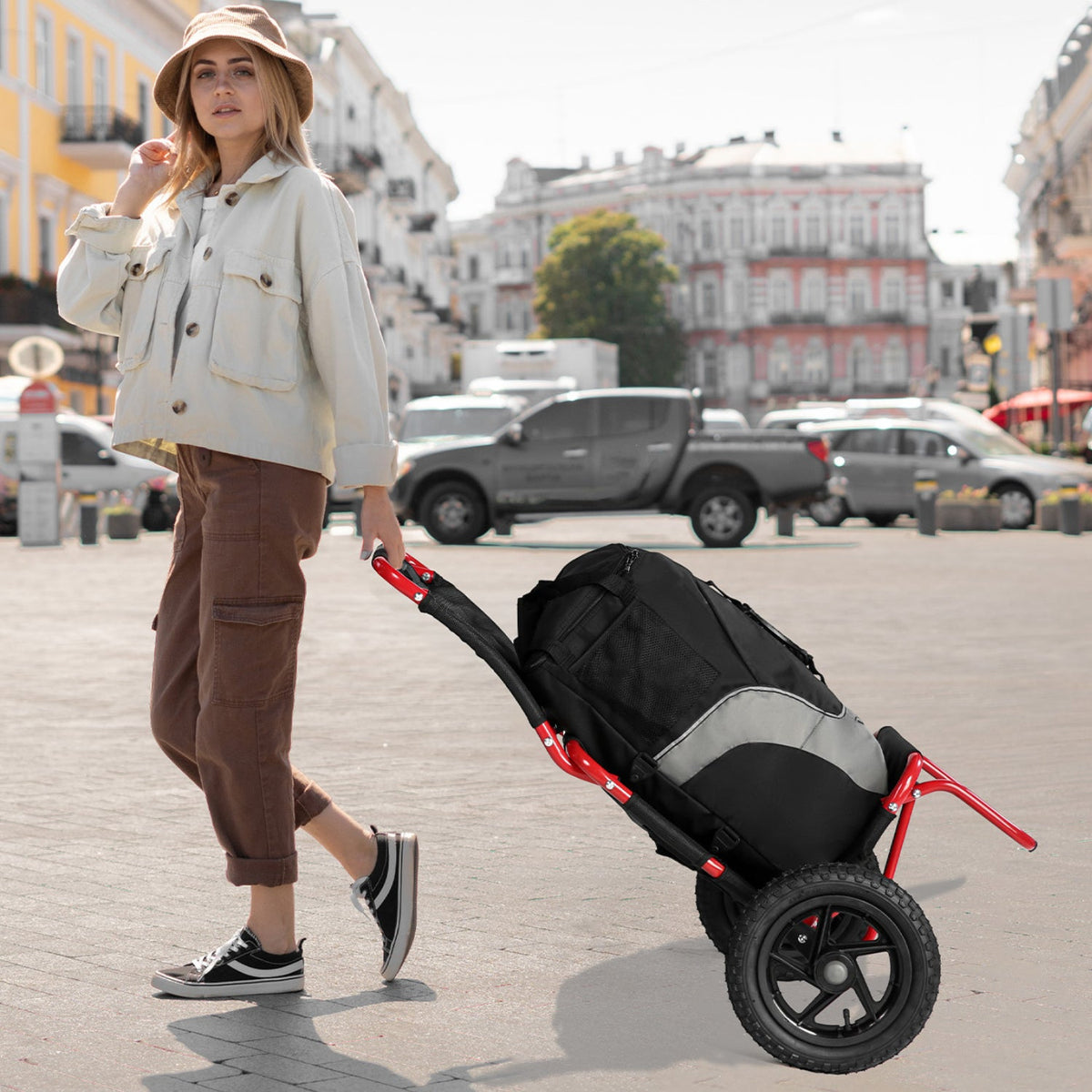 Persona tirando del remolque de carga Smart en modo carrito de mano en la ciudad