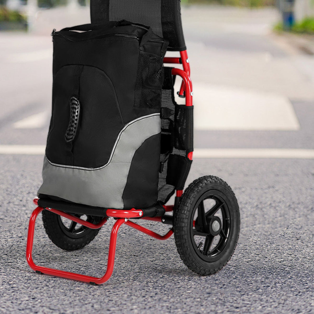 Remolque de carga Smart en rojo en modo carrito de mano en la calle